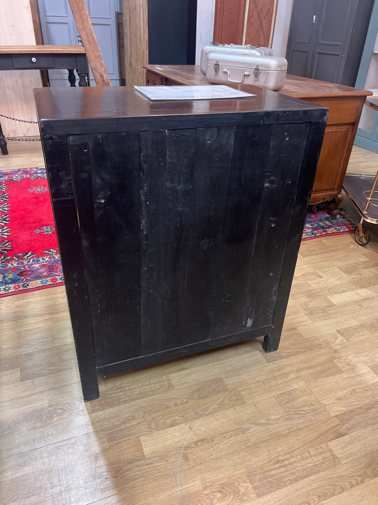 Upea kiinalainen pikkukaappi L. 71cm, S. 43cm ja K. 86cm