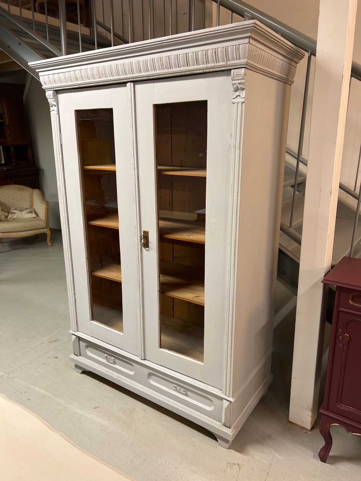 Vitriinikaappi L. 121cm, S. 57,5cm ja K. 180cm