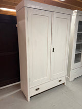 Valkoinen vaatekaappi L. 116cm, S. 48cm ja K. 192,5cm