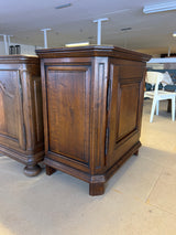 Tamminen minikaappi L. 84,5cm, S. 49cm ja K. 87,5cm.