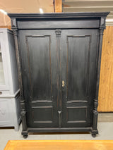 Upea musta vaatekaappi L. 131cm, S. 58cm ja K. 192,5cm