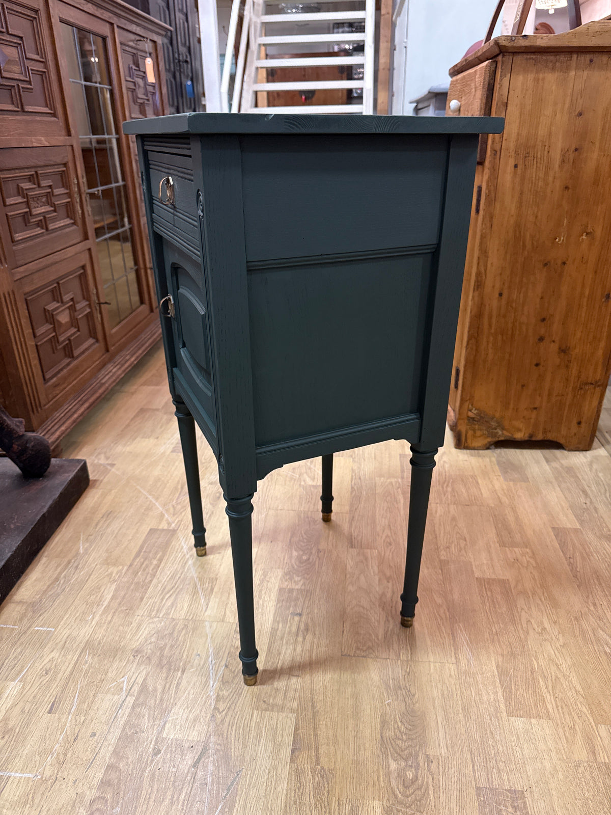 Huikea yöpöytä/pikkukaappi L.44cm,S.37.5cm,K.82.5cm