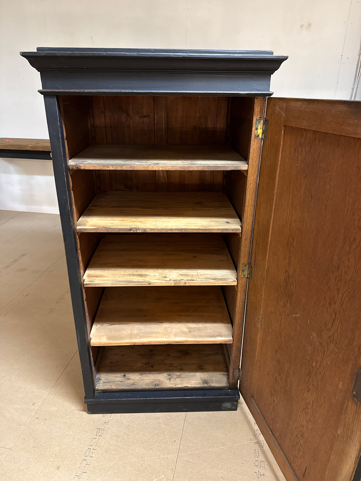 Musta pikkukaappi L.67cm, S.53.5cm, K.130cm