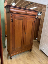 Liinavaatekaappi L. 108cm, S. 41cm ja K. 161cm.