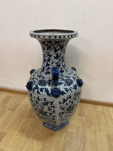 Kaunis posliiniruukku korvakkeilla K.62cm, H.34cm