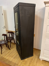 Yksiovinen talonpoikais vitriinikaappi vetolaatikoilla. L. 76,5cm, S. 53cm ja K. 188,5cm