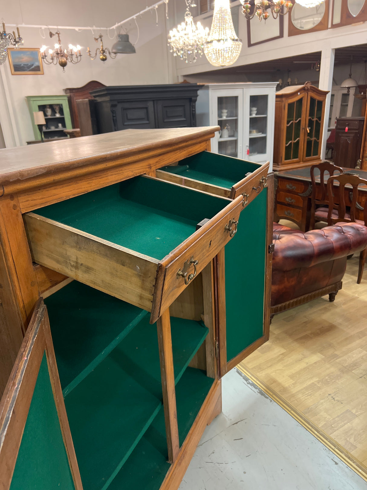 Tamminen liinavaatekaappi L. 125cm, S. 48cm ja K. 159,5cm.