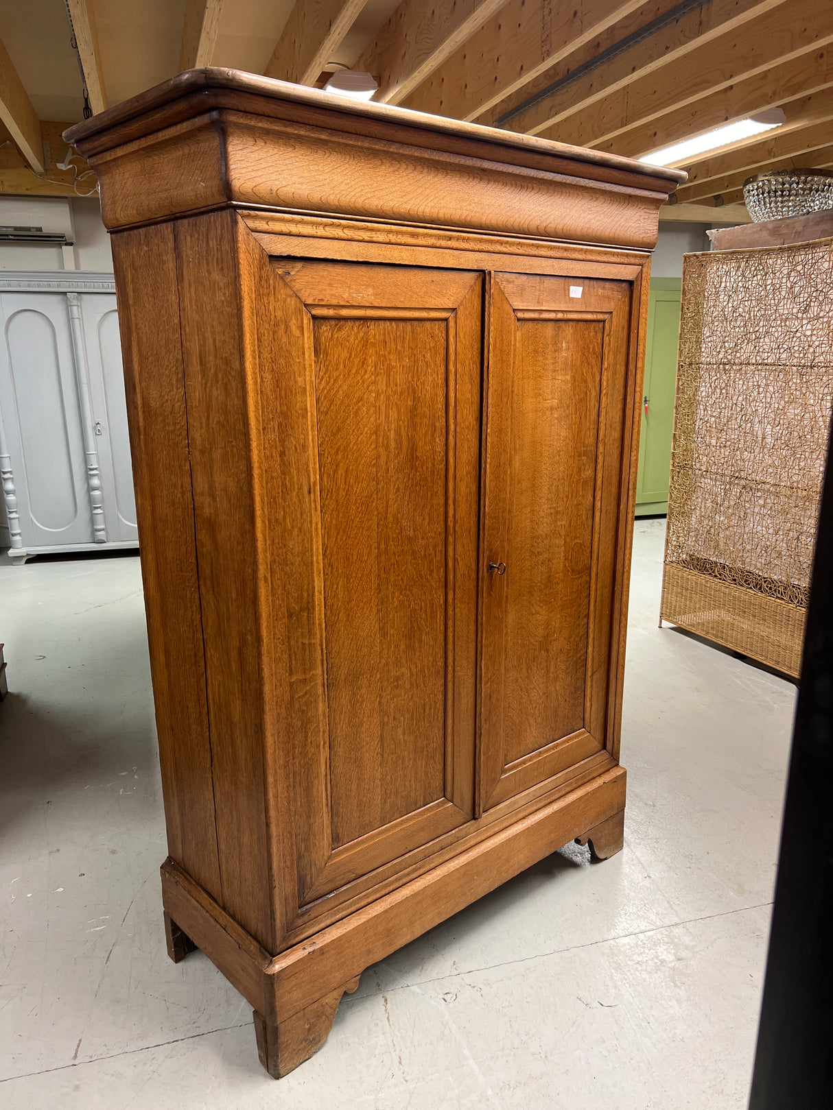 Upea tamminen liina vaatekaappi L. 127cm, S. 51cm ja K. 179,5cm