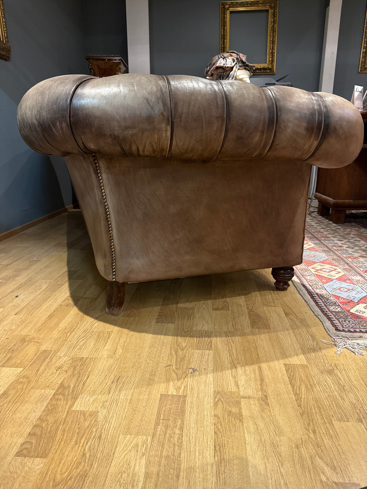 Chesterfield sohva L.230cm, S.108cm, K.74cm
