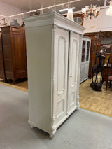 Kaunis patinavalkoinen vaatekaappi L. 117cm, S. 57,5cm ja K. 182,5cm