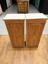 Valkoinen yöpöytäpari L.34cm, S.24.5cm, K.80cm