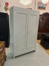 Helmenharmaa vaatekaappi L. 115cm, S. 48,5cm ja K. 190,5cm