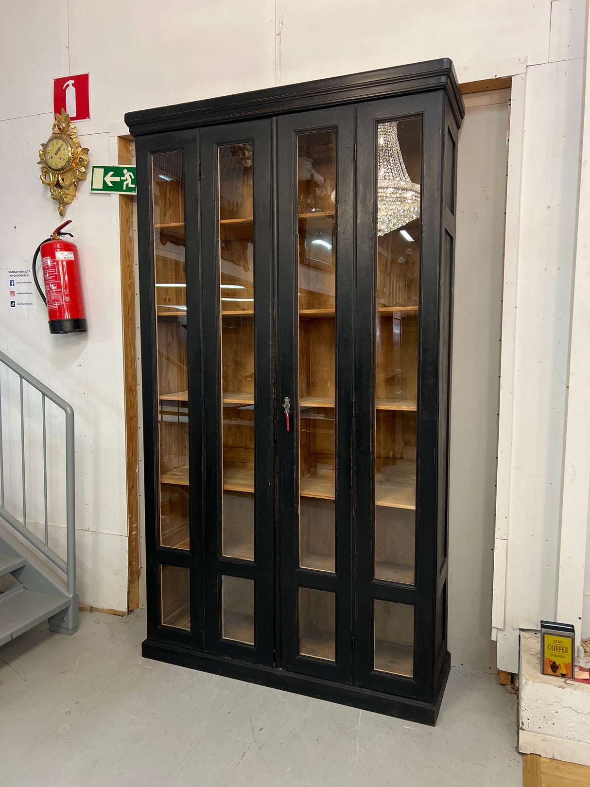 Mahtava vanha kirjakaappi L. 146cm, S.48cm ja K. 260cm