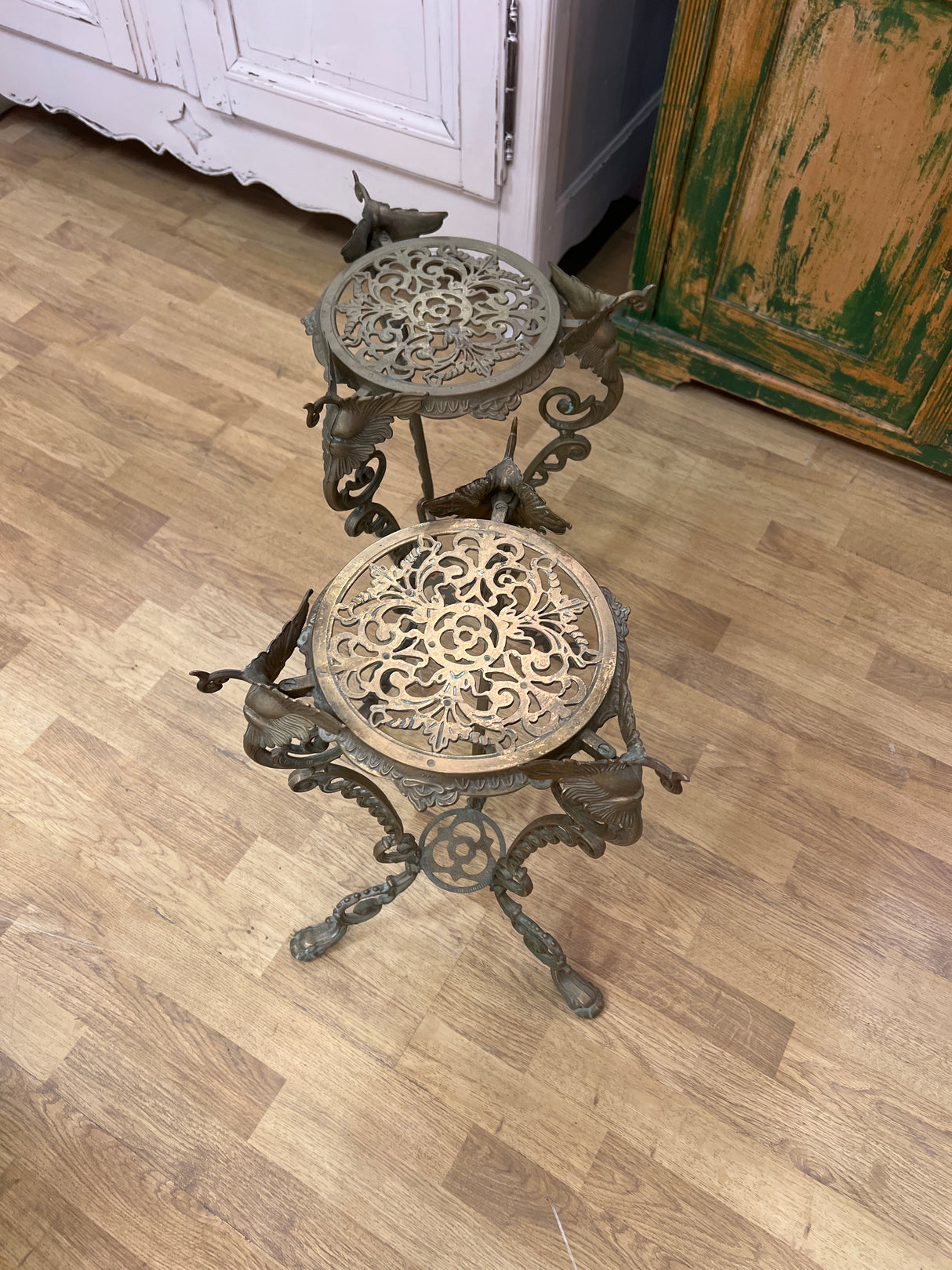 Messinkinen kukkapöytä Halk. N.30cm ja K. 57cm