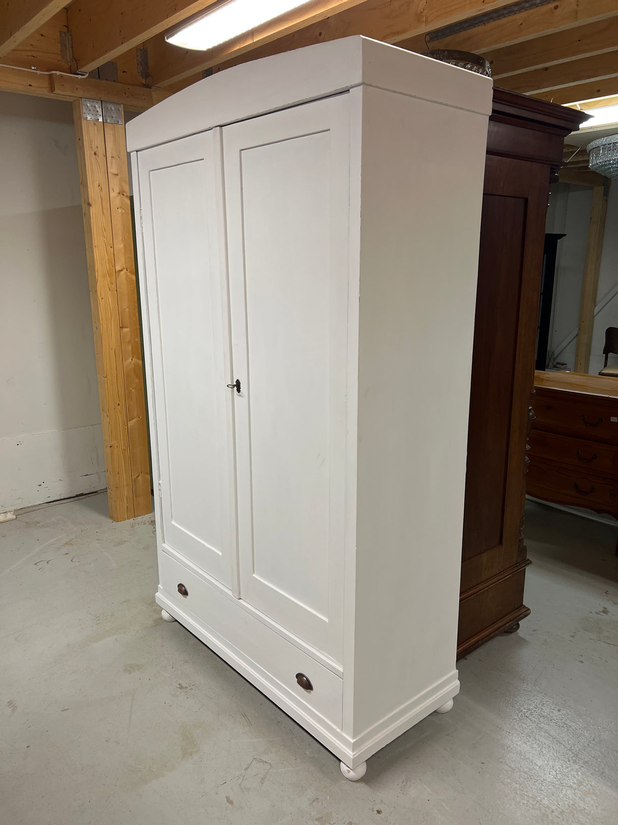 Valkoinen vaatekaappi L. 119cm, S. 50cm ja K. 202,5cm
