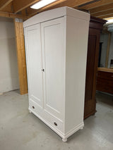 Valkoinen vaatekaappi L. 119cm, S. 50cm ja K. 202,5cm