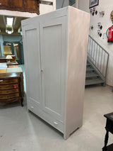 Helmenharmaa vaatekaappi L. 115cm, S. 48,5cm ja K. 190,5cm