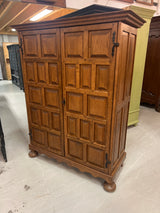 Solid oak shelving unit W. 129cm, D. 54cm and H. 163.5cm.