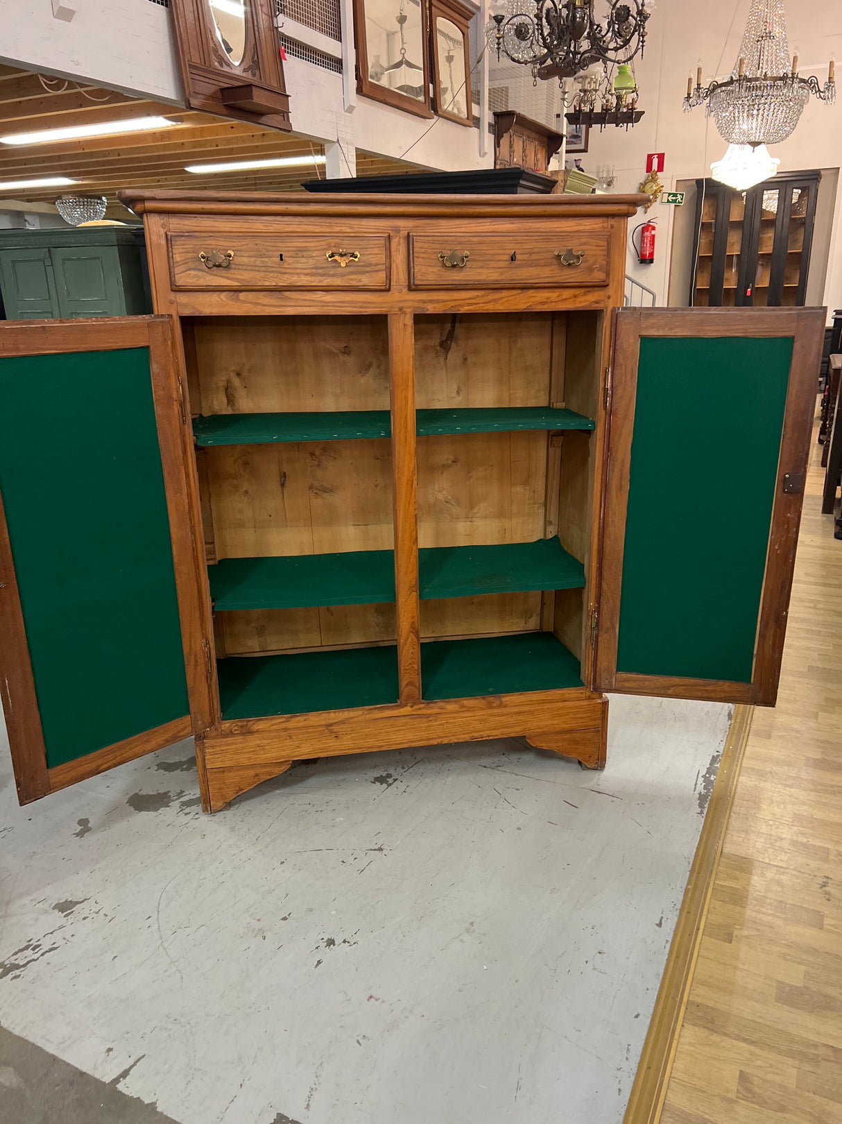 Tamminen liinavaatekaappi L. 125cm, S. 48cm ja K. 159,5cm.