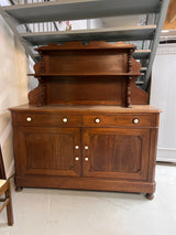 Mahonkinen senkki L. 167cm, S. 50,5cm ja K. 178,5cm.