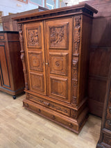 Upea renessanssi kaappi L. 127cm, S. 48cm ja K. 177cm