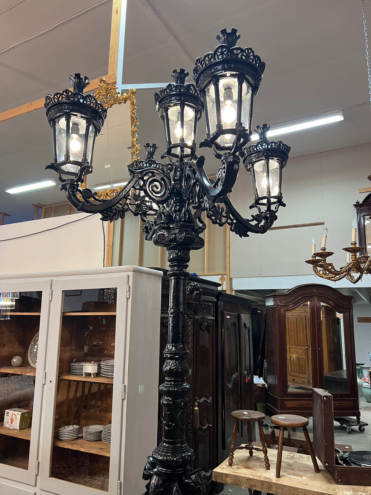 Lyhtypylväs (valurautaa) K. 300cm ja halk. n. 135cm.