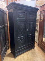 Upea vaatekaappi L. 128cm, S. 56cm ja K. 197,5cm.