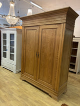 Upea vaatekaappi L. 177cm, S. 67,5cm ja K. 226cm