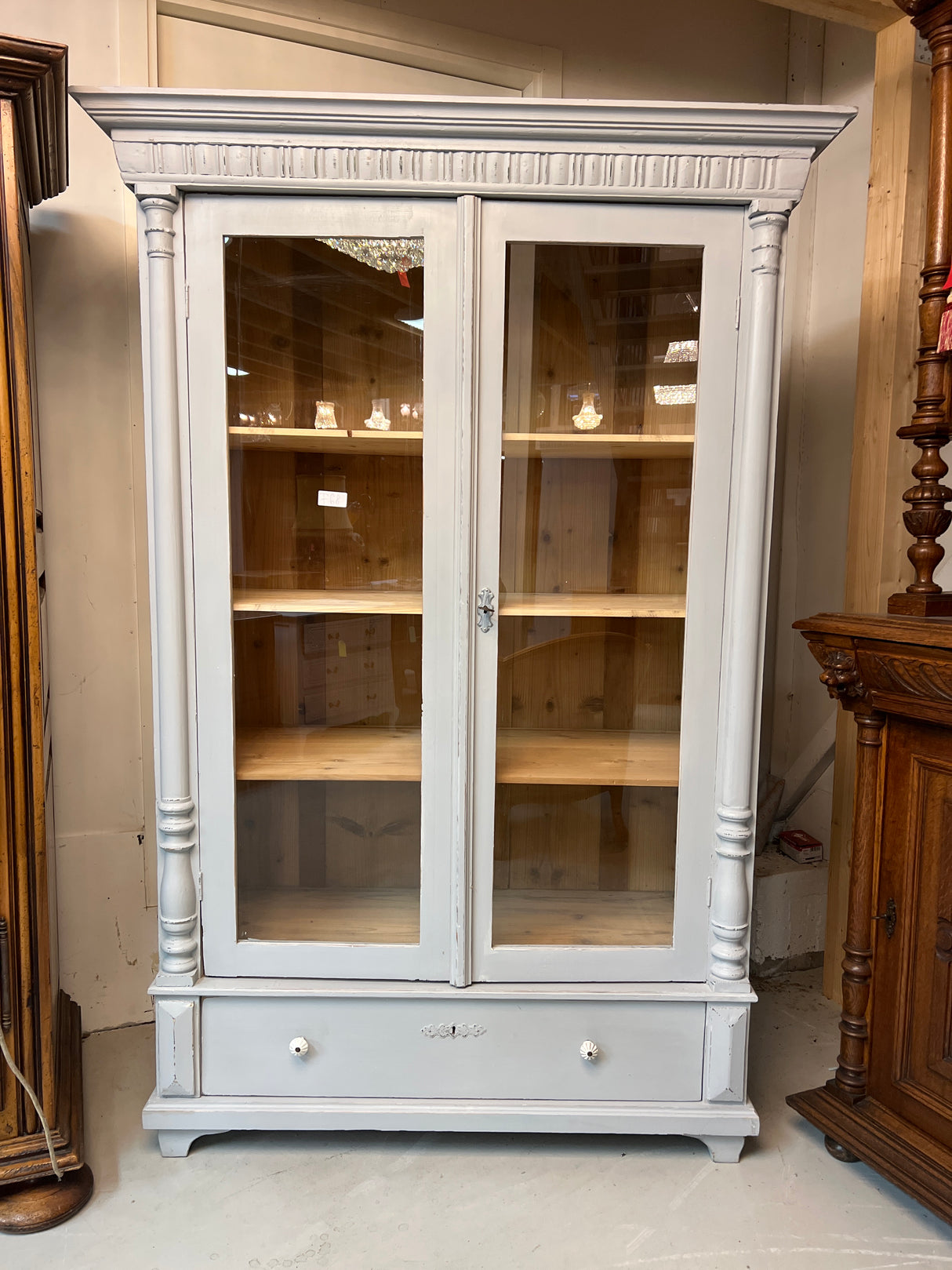 Todella kaunis vitriinikaappi L. 125cm, S. 57cm ja K. 186cm