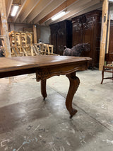 Rokokoo ruokapöytä Pituus. 135cm ja leveys 105cm. Korkeus 76cm. + jatkot.