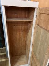 Kaunis yksiovinen vaatekaappi L. 72,5cm, S. 57cm ja K. 210,5cm
