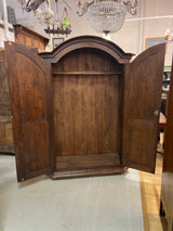 Upea massiivi tamminen vaatekaappi. L. 142,5cm, S. 60cm ja K. 211cm