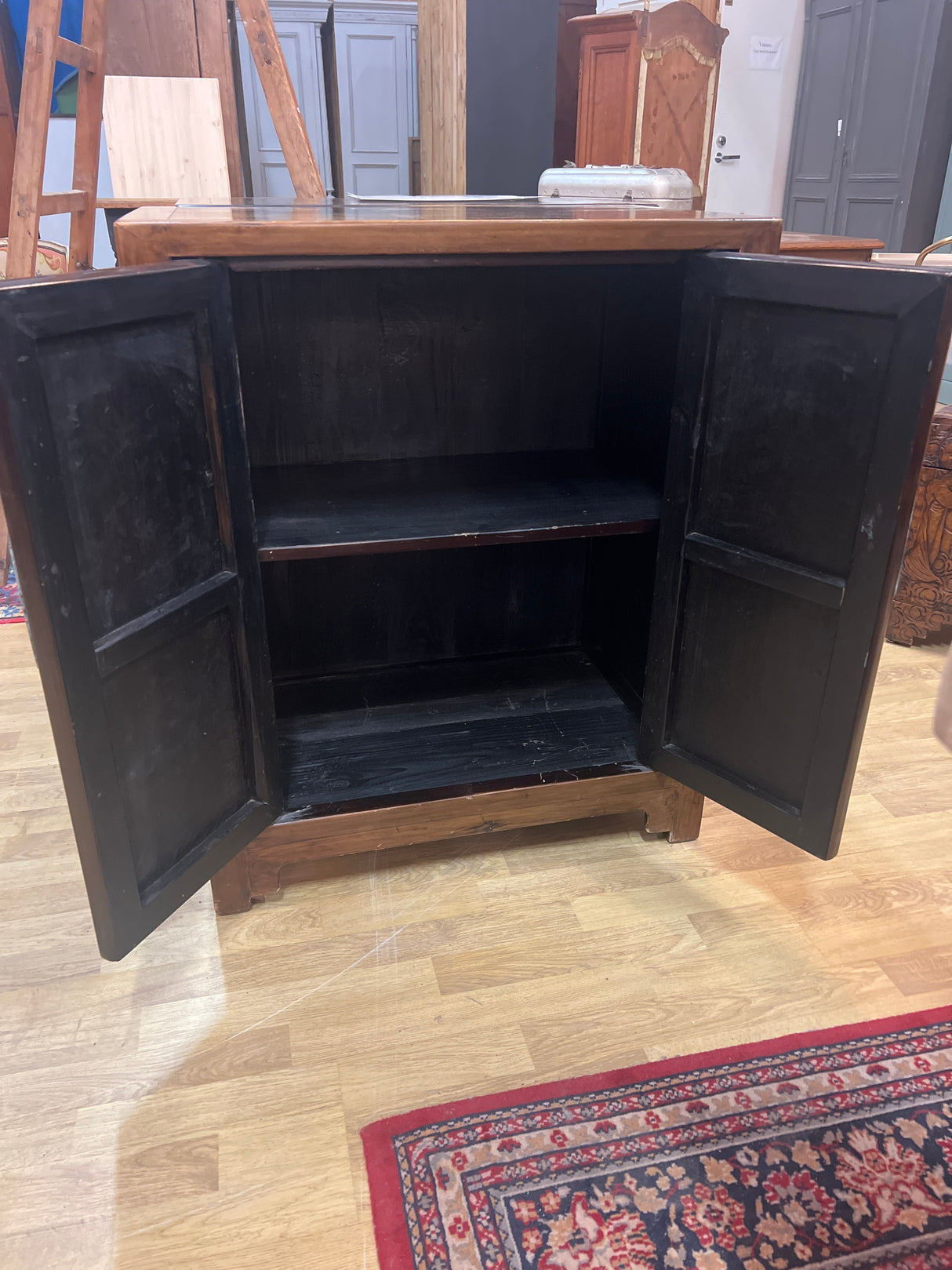 Upea kiinalainen pikkukaappi L. 71cm, S. 43cm ja K. 86cm