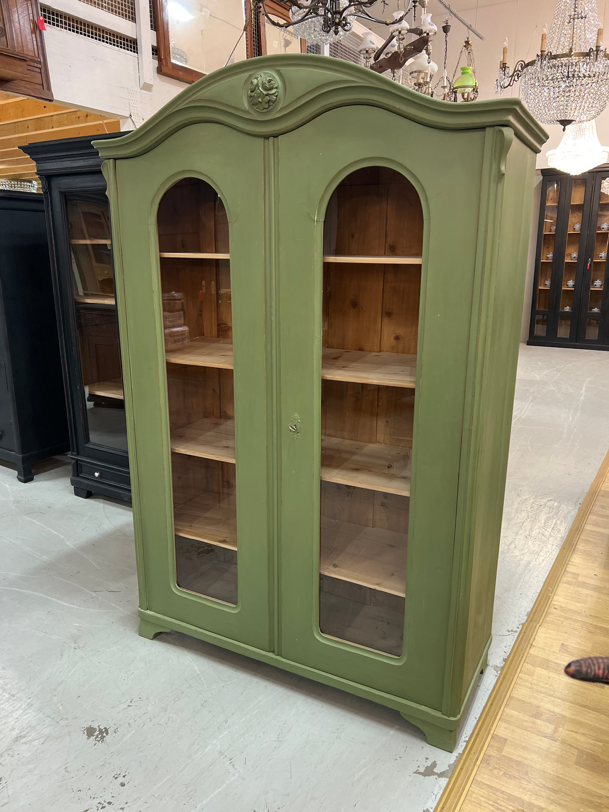 Kaunis vitriinikaappi L.126cm, S. 50cm ja K. 188cm.