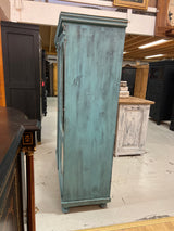 Hieno patinoitunut vaatekaappi peili ovilla. L. 121cm, S. 50cm ja K. 168,5cm