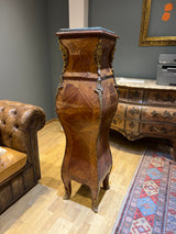 Upea Italialainen kukkapylväs L. 37cm, S. 37cm ja K. 137cm