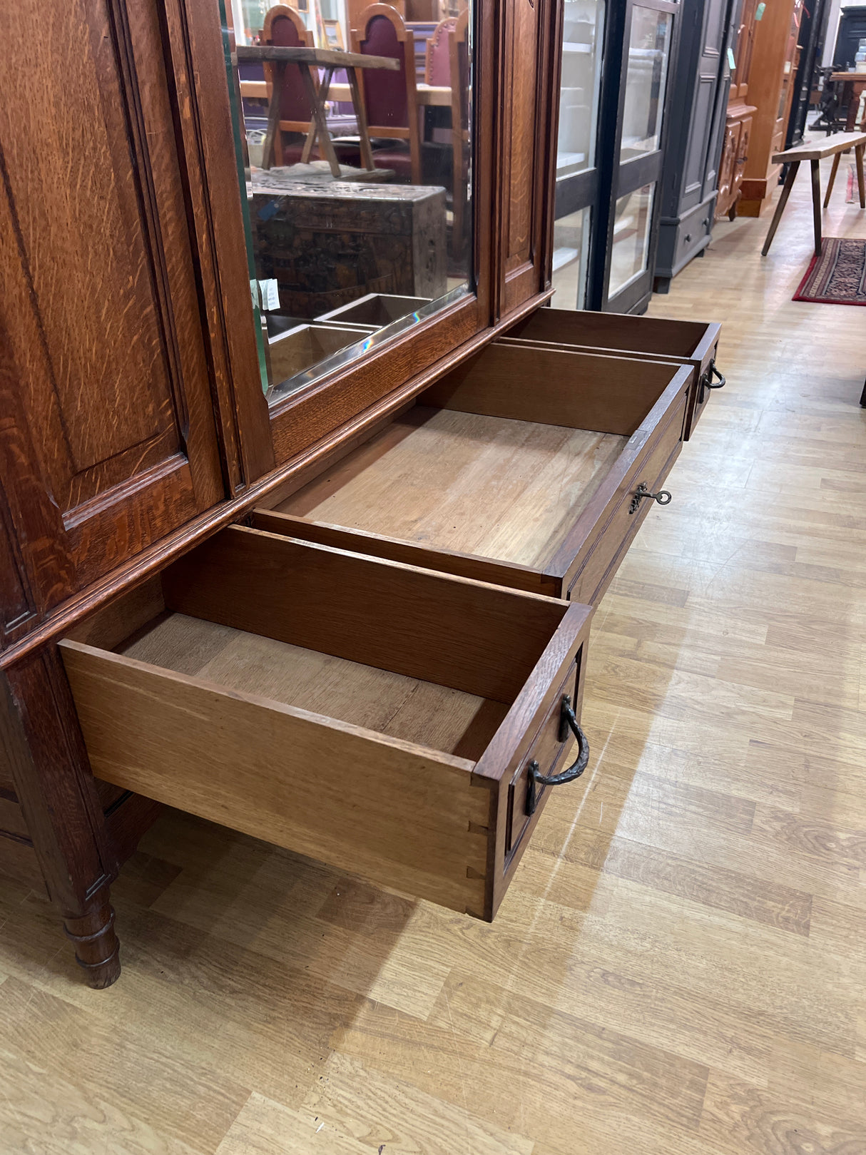 Kaunis tamminen jugend vaatekaappi L. 150cm, S. 57cm ja K. 214cm