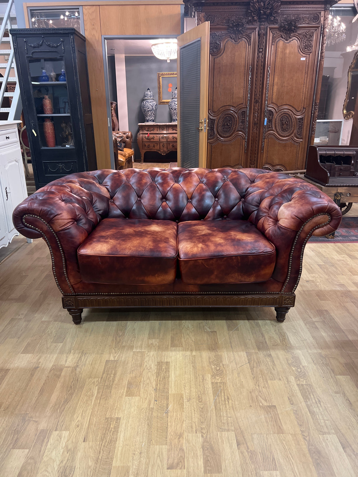 Chesterfield sohva 2-istuttava L. 170cm, S. N.100cm ja K. 76cm