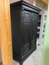 Kaunis musta vaatekaappi L. 129,5cm, S. 59cm ja K. 190,5cm