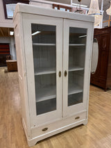 Valkoinen vitriini L.115cm, S.53cm, K.190cm
