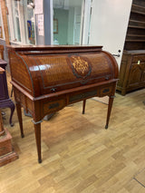 Italialainen kirjoituspöytä L. 122,5cm, S. 61cm ja K. 118cm
