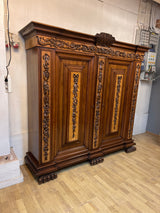 Huikean tasokas barokki kaappi hyllyillä L. 196cm, S. 52cm ja K. 186cm