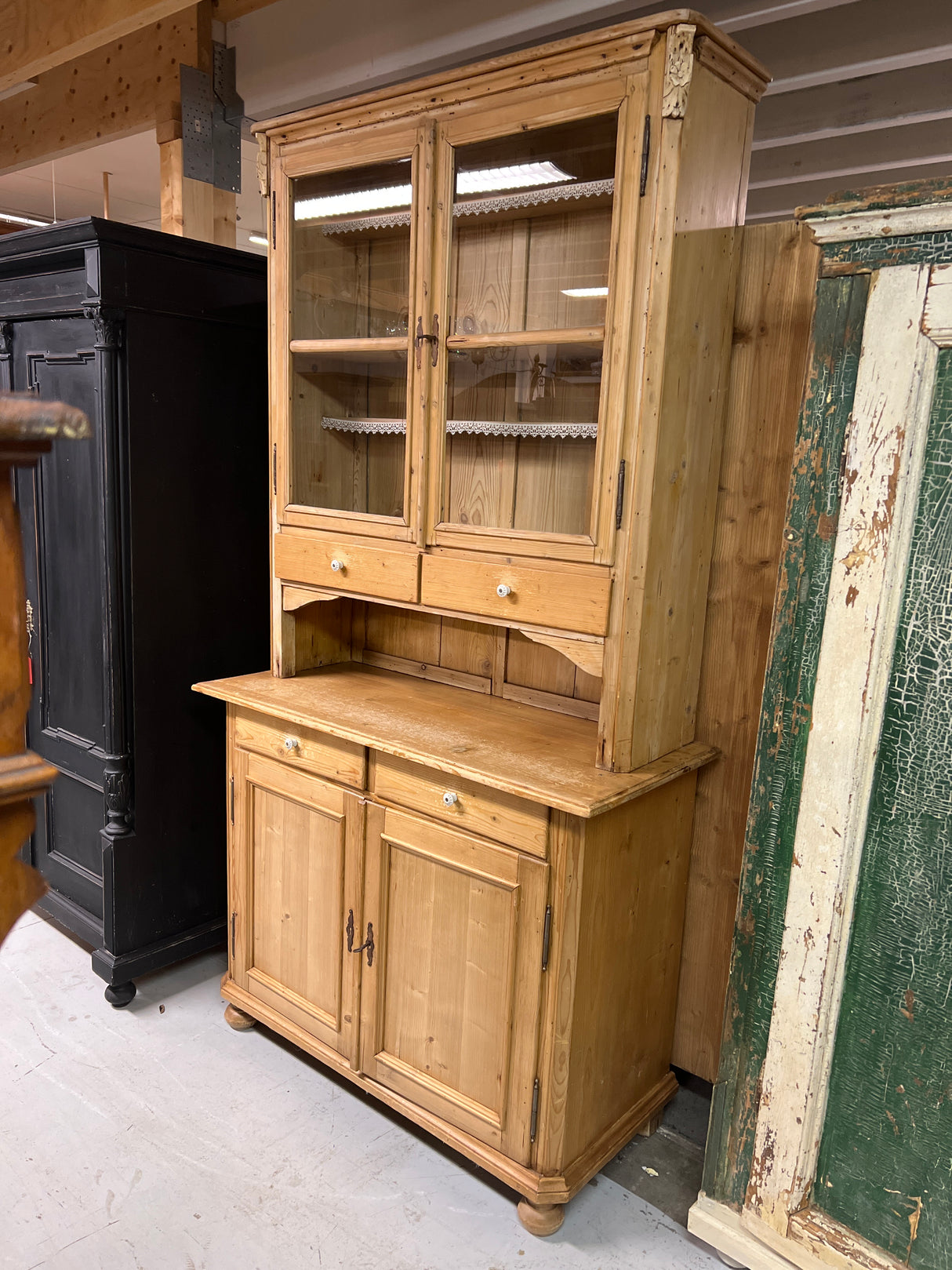 Talonpoikais astiakaappi L. 113cm, S. 50cm ja K. 215cm