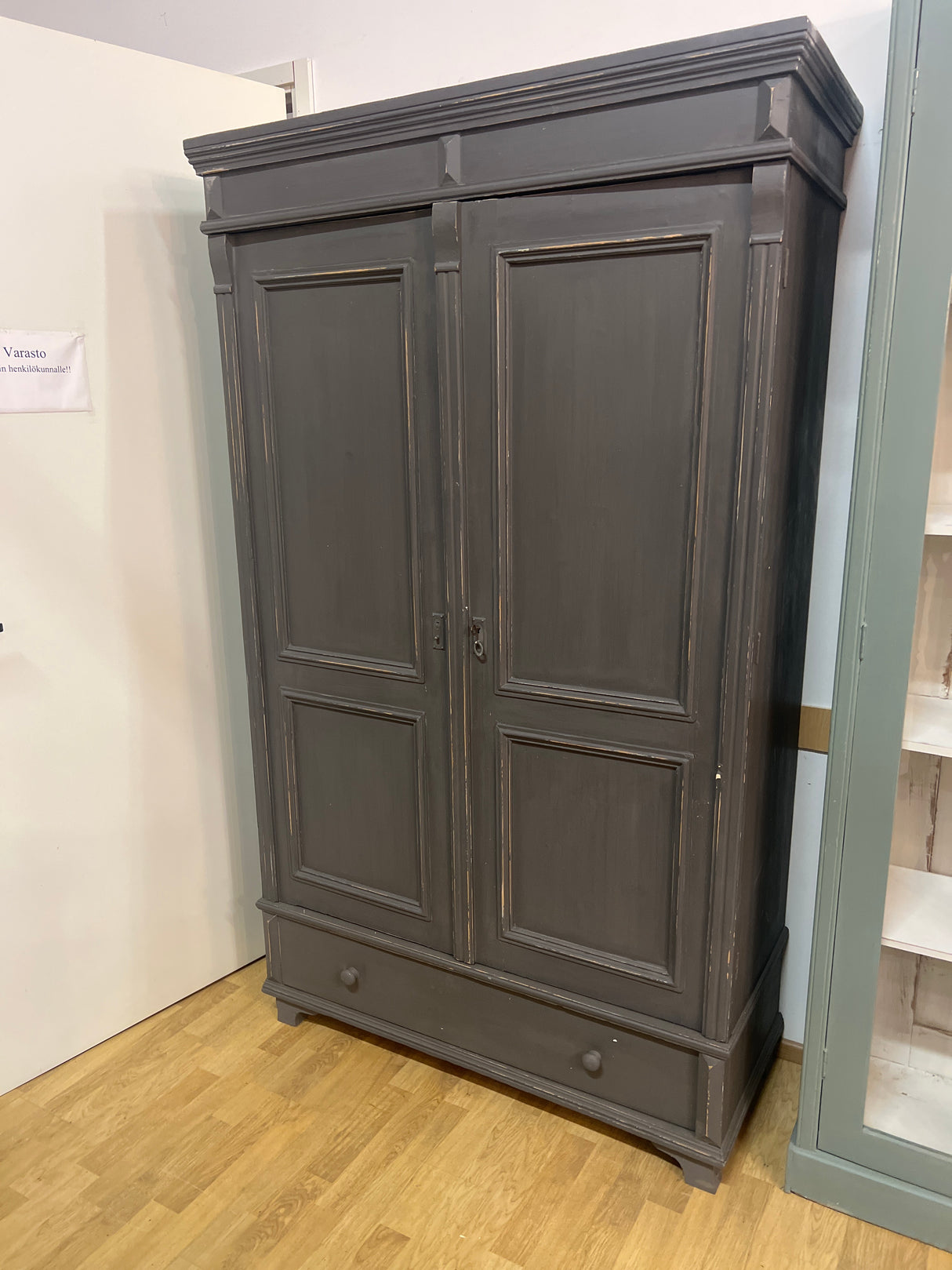 Upea harmaa vaatekaappi L. 110cm, S. 47cm ja K. 186,5cm.