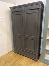 Upea harmaa vaatekaappi L. 110cm, S. 47cm ja K. 186,5cm.