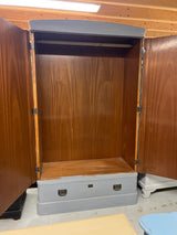 Yksinkertaisen tyylikäs vaatekaappi L. 121cm, S. 54cm ja K. 206cm