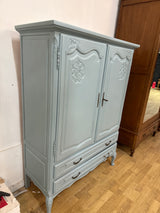 Upea rokokoo-liinavaate / baarikaappi L.107cm, S.44.5cm, K.145.5cm