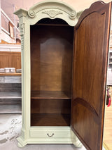 Italialainen vaatekaappi L. 102cm, S. 59cm ja K. 189,5cm.