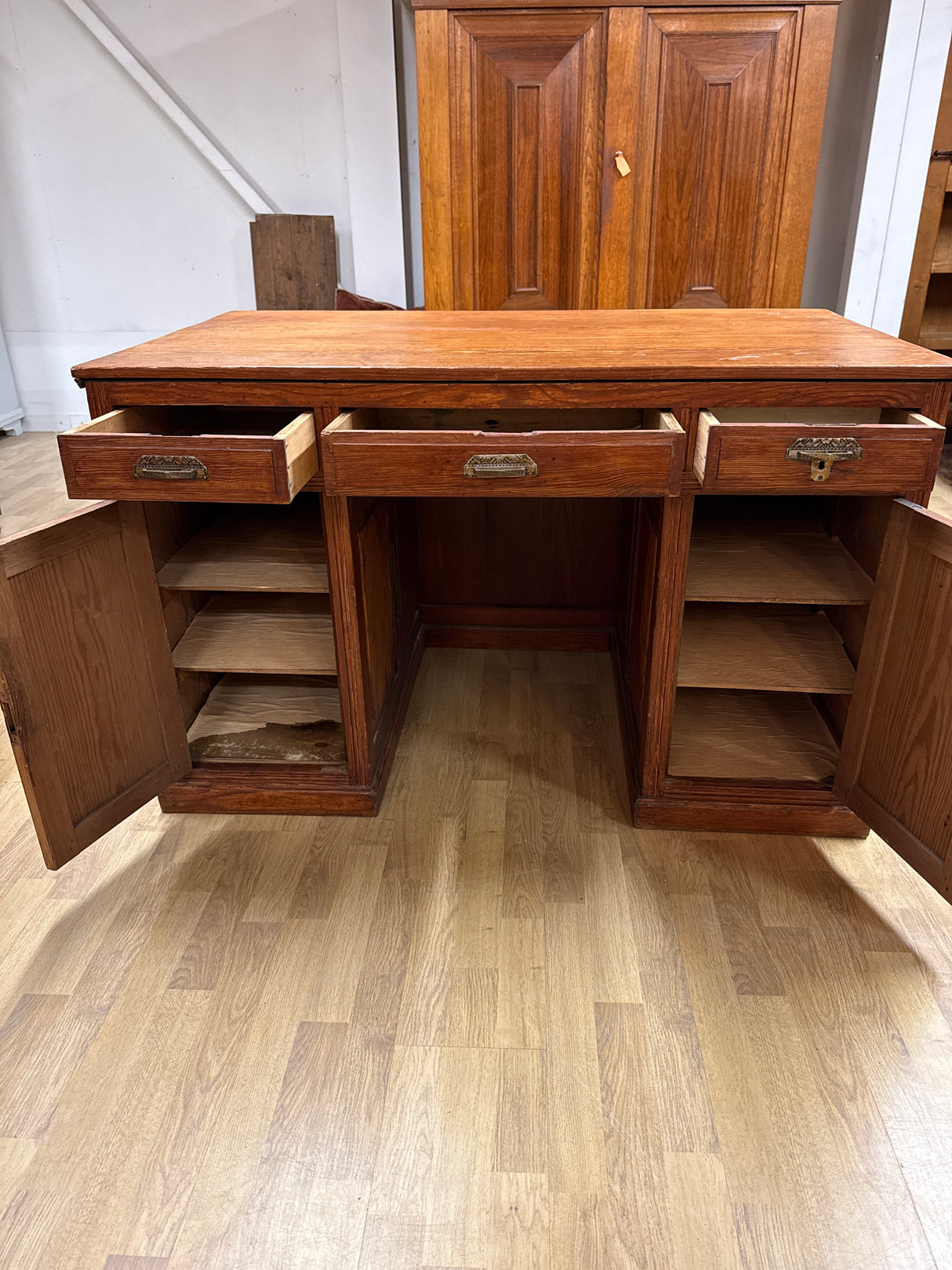 Kirjoituspöytä L.123.5cm, S.71cm, K.76.5cm