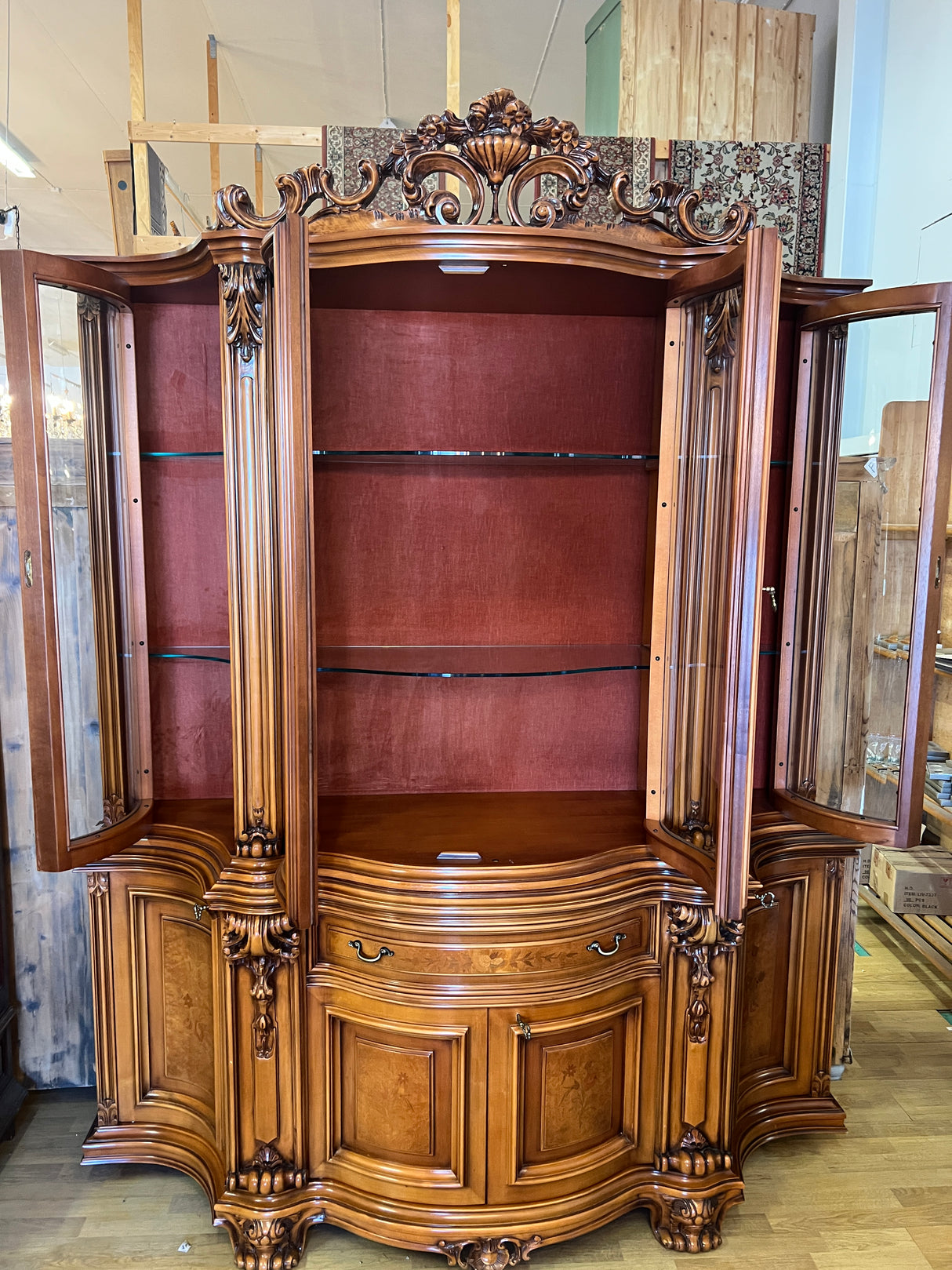 Uskomattoman kaunis italialainen ruokasalikalustokokonaisuus. Pöytä + 6 tuolia, astiakaappi, senkki + peili.